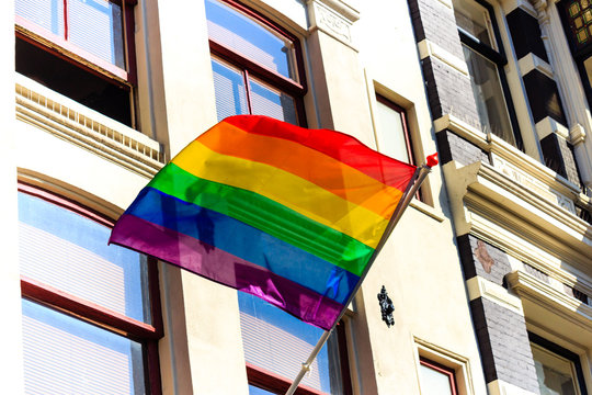 Regenbogenflagge am Haus gehisst