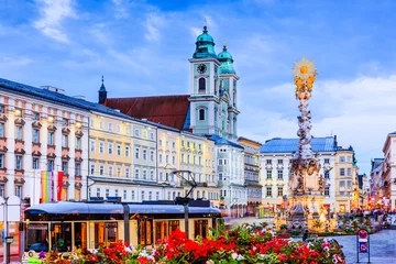 Photo sur Plexiglas Lieux européens Linz, Autriche. Colonne de la Sainte Trinité sur la place principale (Hauptplatz).