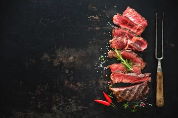 Gordijnen Gesneden medium zeldzame gegrilde runderribeye steak © Alexander Raths