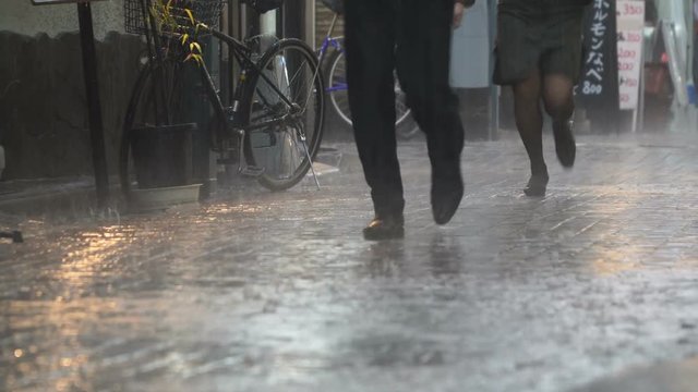 ゲリラ豪雨　東京　傘を持たず走る人々