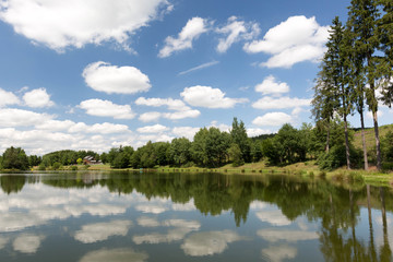 Fototapeta na wymiar Belgien, Hompré, Lac de la Strange, Wolkenspiegelung im Wasser 