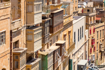 Fenster und Balkone in Valletta
