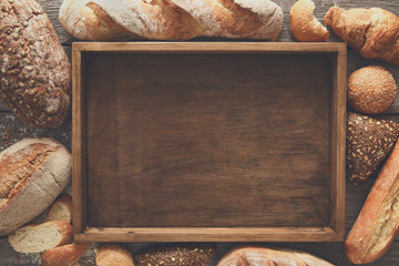 Pozadina pekarnice za kruh. Smeđe i bijele pogače od zrna pšenice komp