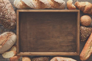  Brood bakkerij achtergrond. Bruine en witte tarwekorrelbroden comp © Prostock-studio