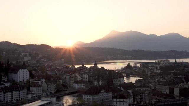 Altstadt Luzern in der Schweiz Blick von oben an einem wundersch&ouml;nen Tag mit Sonnenaufgang hinter dem Berg Rigi auch als die K&ouml;nigin von den Einwohnern gennant.