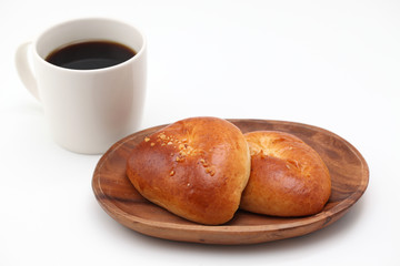 お皿にのせたクリームパン 2つ ホットコーヒー 白背景