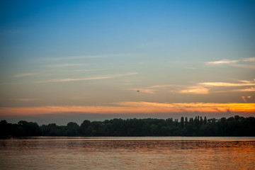 Obraz premium beautiful majestic sunset on the background of the river bank with no people in Dnipro Kiev Ukraine
