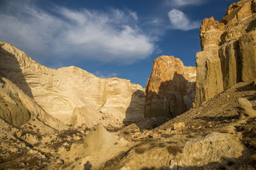 Fototapeta premium Beautiful mountain sierra in desert canyon Boszhira in Ustyurt plateau, Kazakhstan