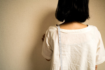 メジャーを持つ女性
