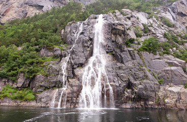 Hengjanefossen Wasserfall, viel besuchte Sehenswürdigkeit im norwegischen Lysefjord