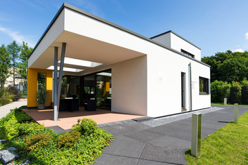 Fototapeta na wymiar modernes Flachbauhaus, Einfamilienhaus