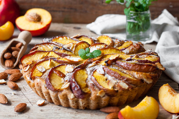 Pie with peaches and almonds
