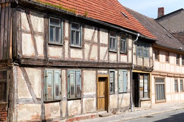 altes verfallenes unbewohntes Fachwerkhaus in der Altstadt von Tangermünde