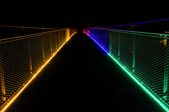 Farbig beleuchtete Brücke bei Nacht, CMYK
