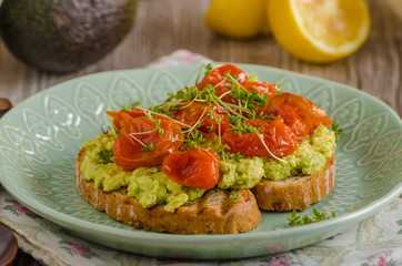 Avocado spread with tomatoes