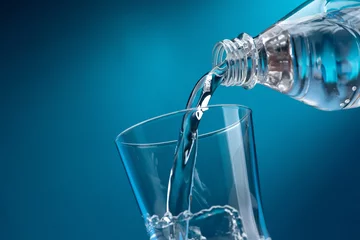 Foto auf Acrylglas Wasser Gießen Sie frisches Wasser in ein Glas