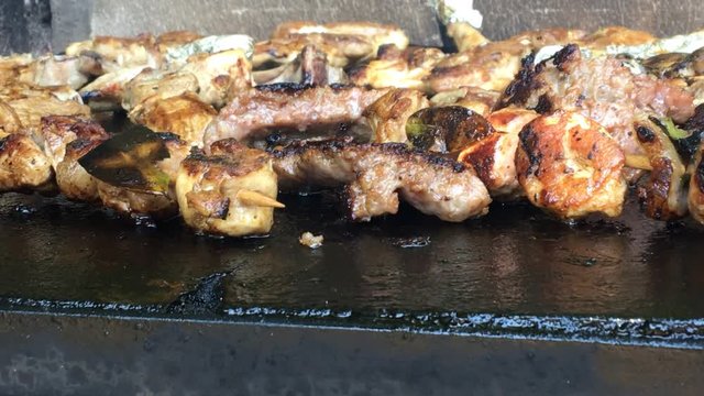 Carne alla griglia cotta su pietra calda