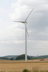 Fototapeta premium Eolienne et moisson dans le Pays des 7 vallées dans le département du Pas-de-Calais