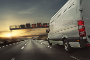 Lieferwagen fährt auf einer Autobahn - obrazy, fototapety, plakaty
