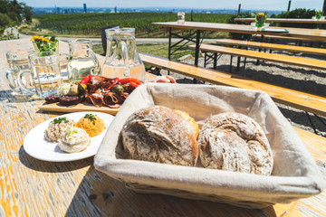 Typisch österreichische Mahlzeit beim Heurigen