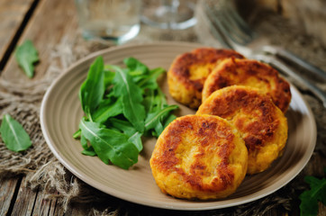 Potato pumpkin burgers with arugula