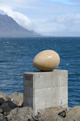 Skulpturen von Vogeleiern auf Island