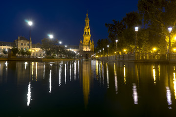 Naklejka na ściany i meble plaza de España de la ciudad de Sevilla con iluminación nocturna
