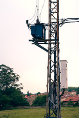 Poste eléctrico con transformador 