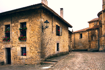 Calles pintorescas y medievales en Santillana de Mar, Cantabria, España