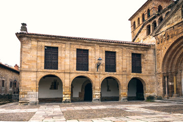 Fototapeta premium Colegiata de Santa Juliana en Santillana de Mar, Cantabria, España