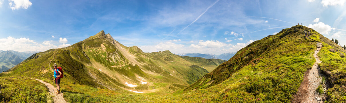Frau wandert durch Berglandschaft