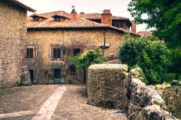 Fototapeta na wymiar Calles pintorescas y medievales en Santillana de Mar, Cantabria, España