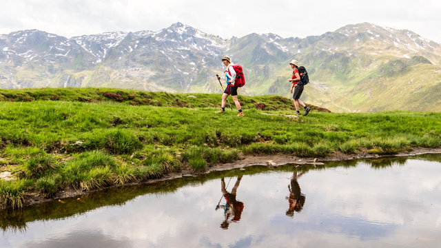 2 Frauen wandern in den Bergen