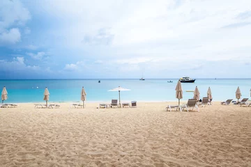 Photo sur Plexiglas Plage de Seven Mile, Grand Cayman Early morning on the beach on Caribbean resort.