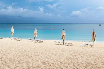 Cercles muraux Plage de Seven Mile, Grand Cayman Tôt le matin sur la plage de la station balnéaire des Caraïbes.