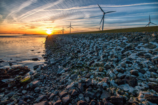 Sonnenuntergang am Deich