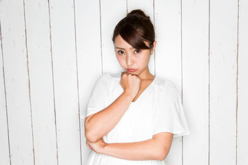 考える女性