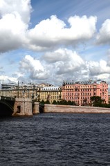 Fototapeta na wymiar Saint-Pétersbourg : Neva- Pont de la Bourse (Russie)