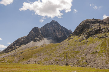 Fototapeta premium Silvaplana, Bergdorf, Julierpass, Passstrasse, Passhöhe, Bergstrasse, Alpen, Schweizer Berge, Engadin, Oberengadin, Wanderweg, Sommer, Schweiz