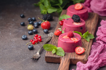 Obraz na płótnie Canvas Summer dessert with berries