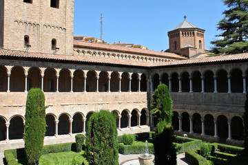 Obraz premium The cloister of the Monastery of Saint Mary in Ripoll, Catalonia, Spain
