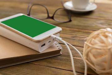 powerbank charging a smartphone