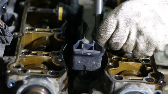 mechanic repair valve engine