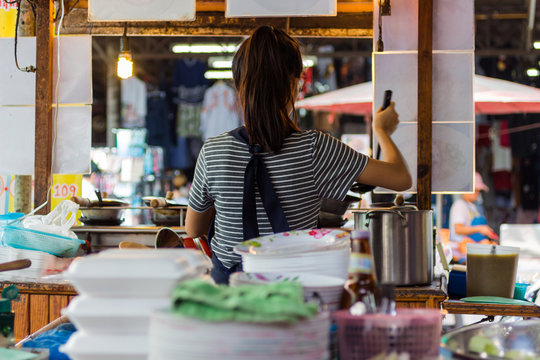 料理・後ろ姿・女性