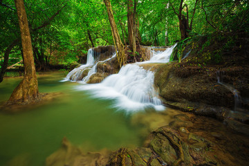 Obraz premium Level 7 of Huay Mae Kamin waterfall in Khuean Srinagarindra National Park, Kanchanaburi, Thailand