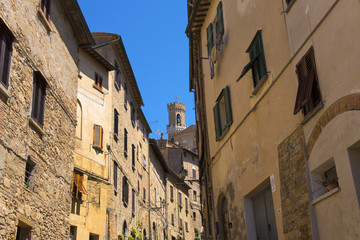 Fototapeta na wymiar Beautiful narrow street of historic tuscan city Volterra, Italy
