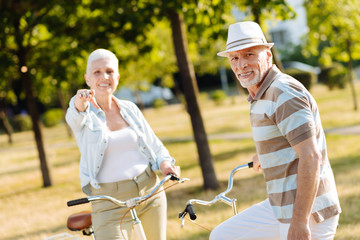 Obraz premium Delighted elderly woman pointing at you