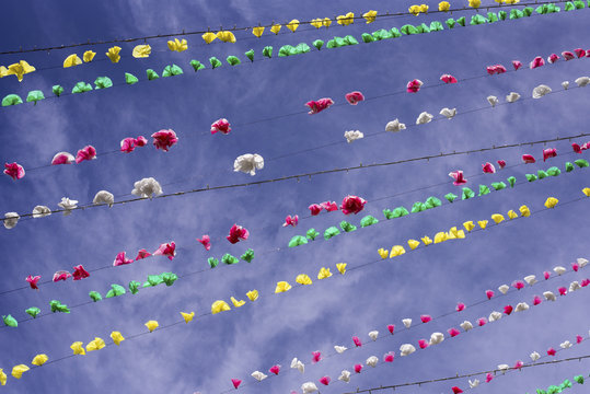 guirlandes de fleurs en papier dans le ciel