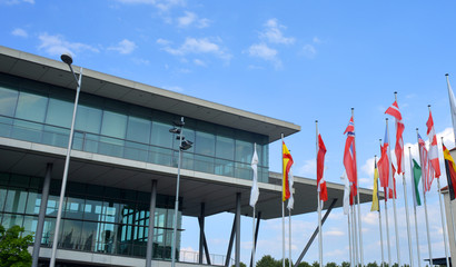 Flaggen und Konferenzzentrum