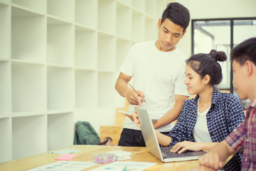 Obraz premium business people discussing together in meeting room